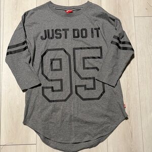 Nike Women’s Pullover Quarter-Sleeve Charcoal Tee with Bold Print Size Large